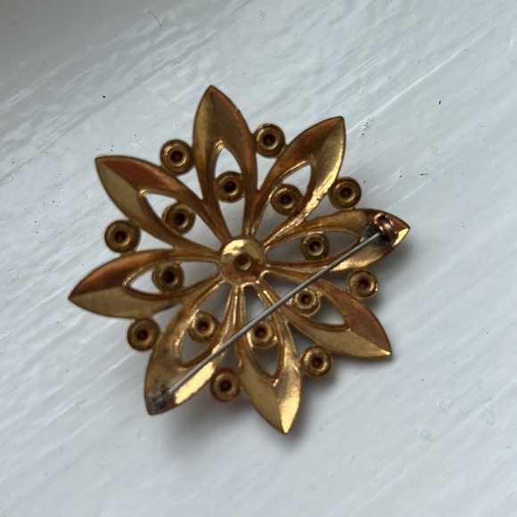 Gold floral brooch - Picture 4 of 4